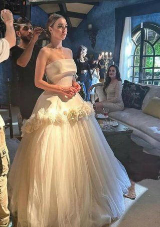 Melis Sezen’in yeni fotoğrafları olay oldu! İşte güzel oyuncunun gelinlik giydiği o fotoğrafları! 1