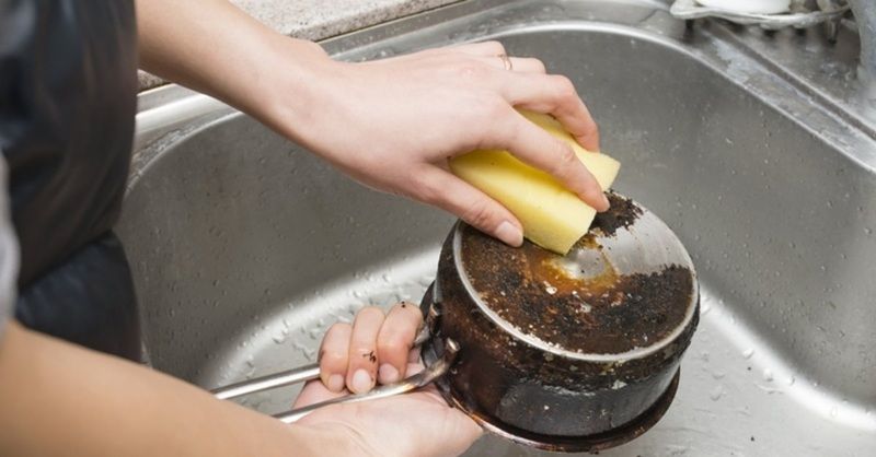 Tavadaki yanık lekelerini yok etmenin yolu... Saniyeler içinde pırıl pırıl olacak 3