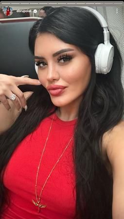 Ebru Polat'ın uçak pozu olay yarattı! Güzelliği ile nefes kesti! 2