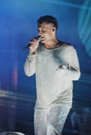 Edis’in sahne kostümü olay oldu! Ünlü isim sahneye tam olarak 9 kiloluk swarsovski taş süslemeleri ile çıktı! 1