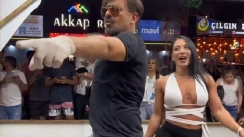 Çılgın Dondurmacı derin göğüs dekolteli müşterisini dans ettirince sosyal medya yıkıldı! Güzel kadın frikik vermemek için çok çabaladı 3