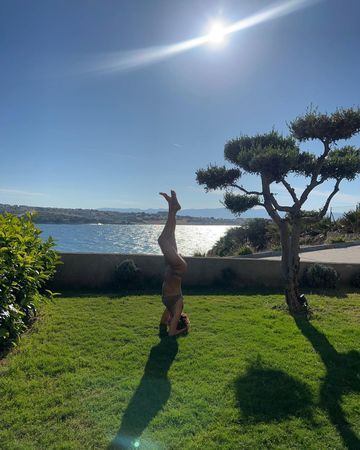 Survivor şampiyonu Merve Oflaz ten rengi bikinisiyle nefes kesti! Kusursuz fiziğiyle bu yaza damga vuracağını gösterdi 3