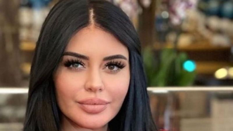 Ebru Polat, sere serpe yatağına uzandı! Derin göğüs dekoltesi, tansiyon yükseltti! “Üstümü çıkarmaya...” 1