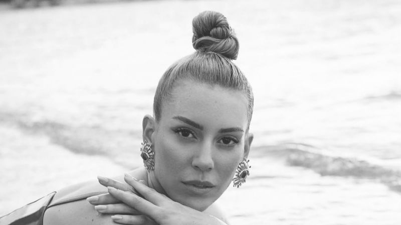 Ünlü Oyuncu Uzun Bir Aradan Sonra Ödül Törenine Katıldı! Sinem Kobal’dan Üçüncü Çocuk İçin Şaşırtan Açıklama! 1