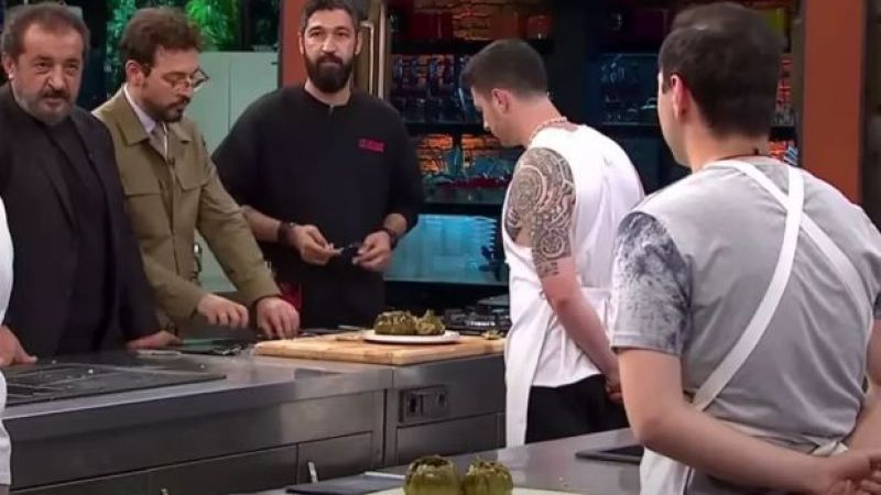 Mehmet Şef, bu sezon da bildiğiniz gibi! O yarışmacıyı azarladı, yemeğinin tadına bile bakmadı: “Geç yalnız başına ye!” 2