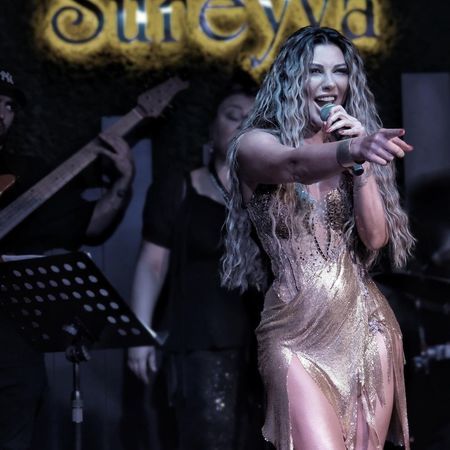 Selen Görgüzel’in derin göğüs dekolteli sahne kostümü sosyal medyayı salladı! Muhteşem fiziğiyle hayranlarını mest etti 1