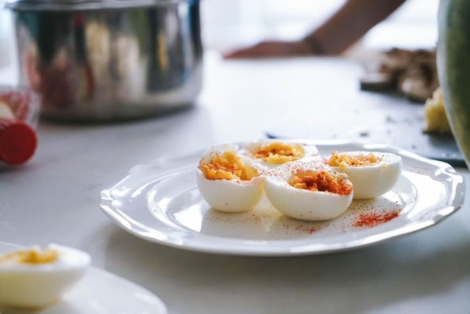 Yumurta kaynatırken suyuna 1 kaşık ekleyin! Kabuğu tümüyle sıyırıp atıyor... 3