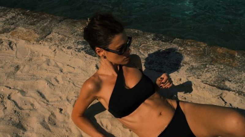 Yüsra Geyik yaz sezonunu açtı! Siyah bikinisi içinde kumlara uzandı! 3