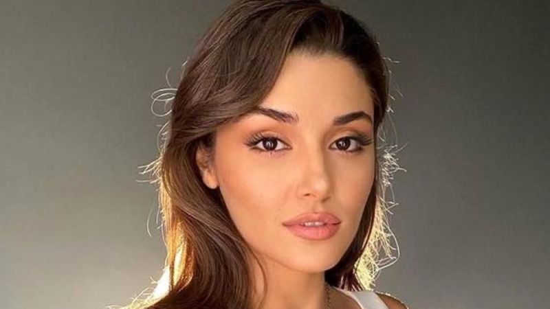 Hande Erçel göğüs dekolteli elbisesi ile büyüledi! Bacak yırtmacı kasıklarına kadar açılınca Hakan Sabancı müdahale etti! 1