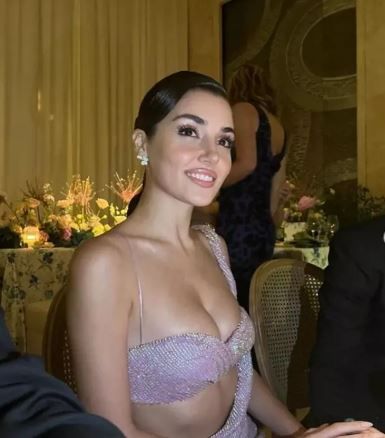 Hande Erçel göğüs dekolteli elbisesi ile büyüledi! Bacak yırtmacı kasıklarına kadar açılınca Hakan Sabancı müdahale etti! 2