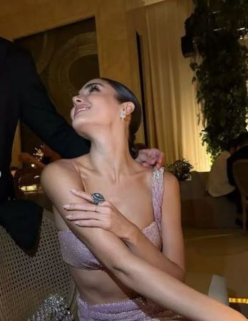 Hande Erçel göğüs dekolteli elbisesi ile büyüledi! Bacak yırtmacı kasıklarına kadar açılınca Hakan Sabancı müdahale etti! 3