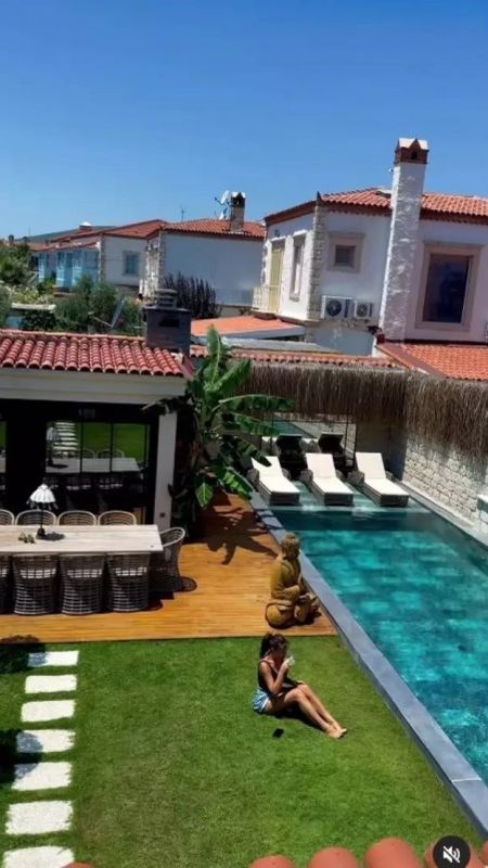 Selin Ciğerci 2 milyon dolarlık yazlığını paylaştı! İşte ünlü ismin ultra lüks yazlığı! 3