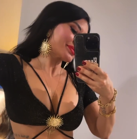 Ebru Polat Sosyal Medyayı Yine Yıktı! Ebru Polat sarı taytıyla öyle bir poz verdiki, Sosyal medyada beğeni butonu çöktü 1