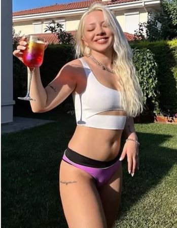 Ece Seçkin’in tanga bikinisi, yürek hoplattı: Seçkin’in cesur pozları, gündemden düşmeyecek! Bu güzellik olay yaratacak! 2
