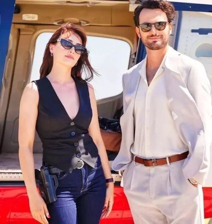 "Yılın en uyumlu" partnerlerine övgü yağdı! Birkan Sokullu ile Esra Bilgiç’li “Aşk Sanatı” setinden ilk görüntüler sızdı! 4