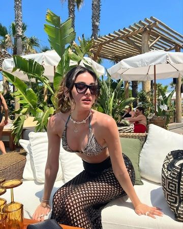 Ömer’in Süreyya’sı fileli taytı ve zebra bikinisi içinde büyüledi! Plaj kombini her karede alev aldı! “Sana bayılıyorum” 2