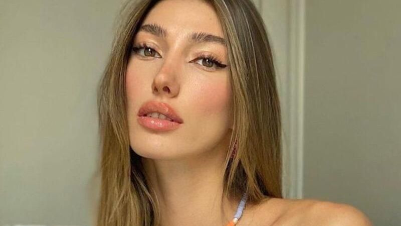 Türkiye güzeli Şevval Şahin ufacık bikinisiyle adeta fizik şovu yaptı! Genç model muhteşem formuyla hayranlarından tam not aldı 1