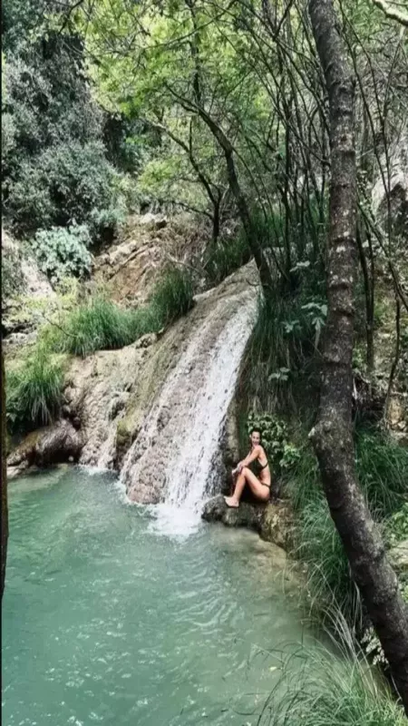 Pınar Deniz ile şelalede duş etkisi! Kusursuz şelale pozları beğeni yağmuruna tutuldu “Su gibisin” 4
