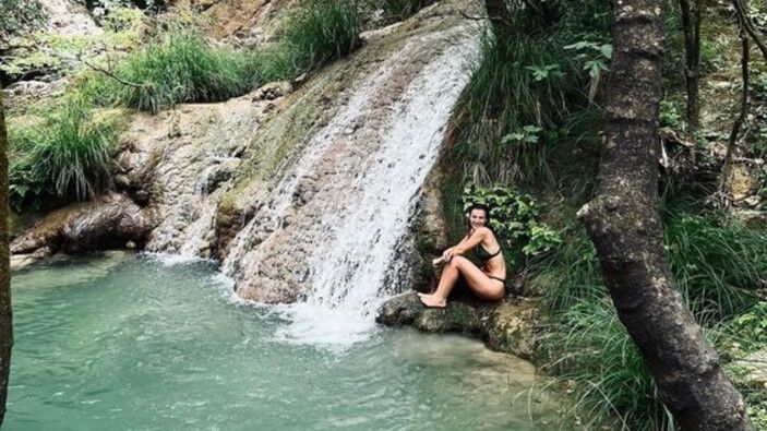 Pınar Deniz ile şelalede duş etkisi! Kusursuz şelale pozları beğeni yağmuruna tutuldu “Su gibisin” 3