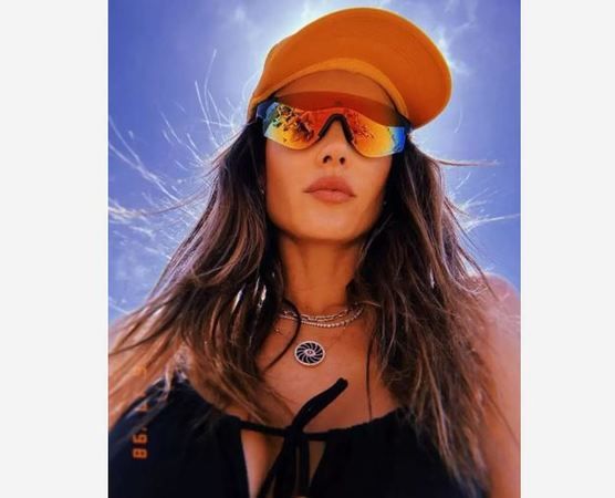 Eski Victoria's Secret modeli Alessandra Ambrosio’nun bikinili pozları hayranlarını çıldırttı! Beyaz bikinisi sıkı vücudunun her hattını sergiledi… 1