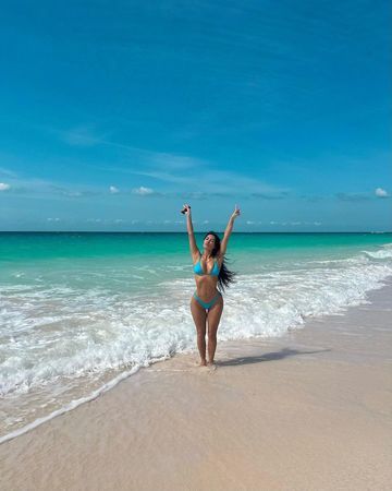 Kim Kardashian mavi bikinisiyle hayranlarını büyüledi! 42 yaşındaki sosyetik güzelin düzgün fiziği beğeni topladı 1