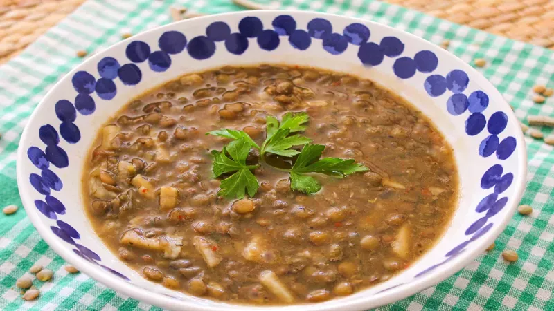 Protein patlaması yaşatacak: Erişteli yeşil mercimek çorbası için en lezzetli reçeteyi veriyoruz! 1