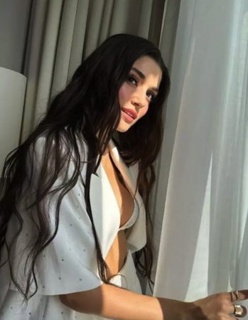 Hande Erçel'in son tatil pozları, estetik operasyon iddialarını gündeme taşıdı. 3