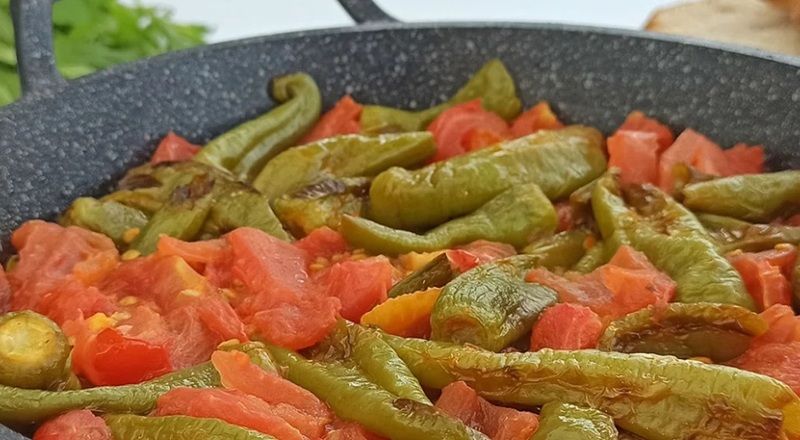 Biber kızartması yaparken mutlaka deneyin! Biberlerin yağ çekmesini önleyen tek yöntem... 3