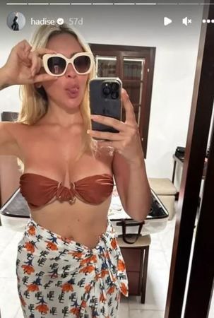 Hadise yere çömeldi meşhur pozu verdi! Bikinili ayna pozu beğeni yağmuruna tutuldu! 3