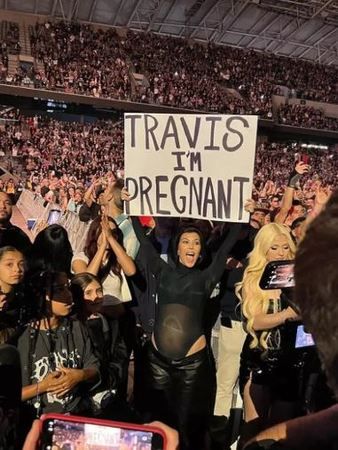 Kourtney Kardashian bebeği doğmadan servete kondu! 2