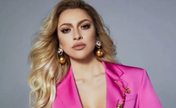 Hadise’nin kravatlı yeni tarzına beğeni yağdı! Bacak dekoltesine ünlü isimler bile kayıtsız kalamadı! 1