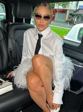 Hadise’nin kravatlı yeni tarzına beğeni yağdı! Bacak dekoltesine ünlü isimler bile kayıtsız kalamadı! 2