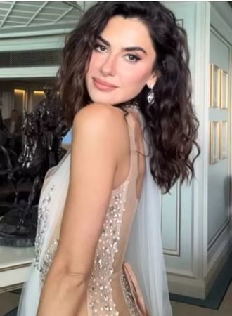 Nesrin Cavadzade göğüs dekolteli transparan elbisesi içinde nefes kesti! 3