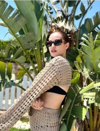 Fahriye ve Burak çifti tatilde! Fahriye Evcen plaj tarzıyla büyüledi! Bikini modasına yön verecek tarzı… 1