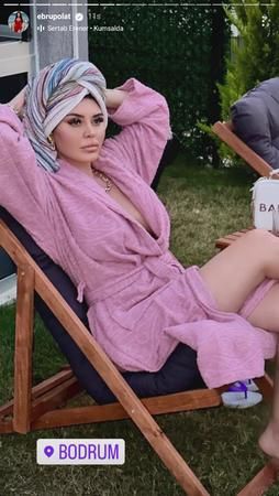 Ebru Polat'ın bornozlu paylaşımı olay yarattı: Biri “shop” dedi, diğeri “Vücuduna güvenmiyor musun?” diye sordu! 2