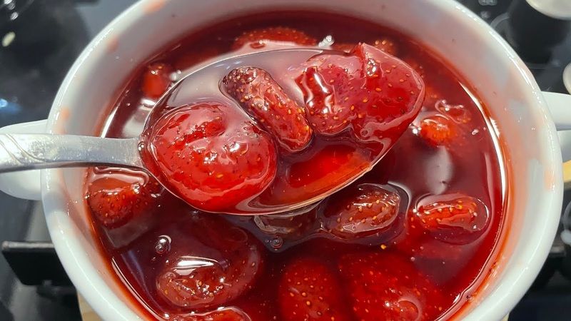 Çilek reçeli böyle yapılırsa sulu kalmıyor ve asla çabuk bozulmuyor! Sırrı ise 20 yıllık aşçıdan 1