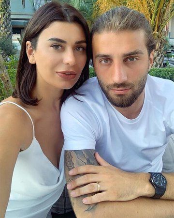 “Türkiye güzeliyken kocam 10 yaşındaydı!” diyen Ebru Şancı, kendinden 10 yaş küçük eşini paylaştı ortalık yerinden oynadı! “O yaşlandı ben hala aynıyım” 1