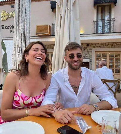 “Türkiye güzeliyken kocam 10 yaşındaydı!” diyen Ebru Şancı, kendinden 10 yaş küçük eşini paylaştı ortalık yerinden oynadı! “O yaşlandı ben hala aynıyım” 3