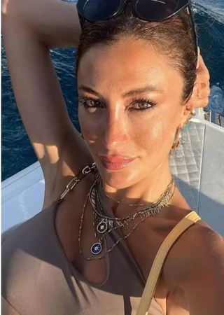 Survivor Şampiyonu Merve Oflaz Transparan bikinisini giyerek bacağını kaldırdı, tarzıyla olay oldu! 1