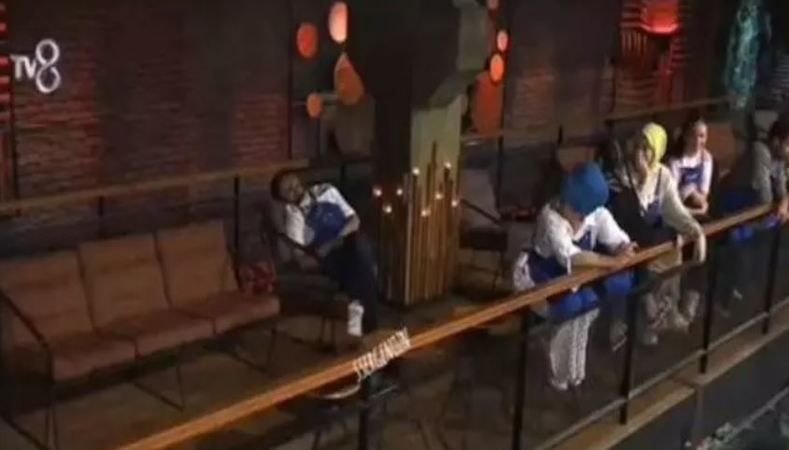 Masterchef’te utandıran anlar: Kamera görmüyor sandılar! Mehmet şef o ihmali affetmedi! 1