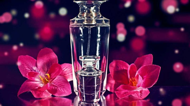 Yanınızdan geçenlere kokunuzu estirin: Parfümün kalıcı olması için ne yapmalı? Kendinizi parfüme boğmaya son! 2