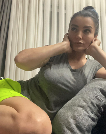 Aleyna Tilki'nin Havva Öztel 'Iscakkkkk' Diye Paylaştı... Yeşil Şortuyla Ortalığı Bide Kendisi Yaktı... Havva Öztel'in Pozları Beğeni Yağmuruna Tutuldu 2