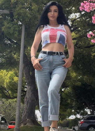 Aleyna Tilki'nin Havva Öztel 'Iscakkkkk' Diye Paylaştı... Yeşil Şortuyla Ortalığı Bide Kendisi Yaktı... Havva Öztel'in Pozları Beğeni Yağmuruna Tutuldu 1