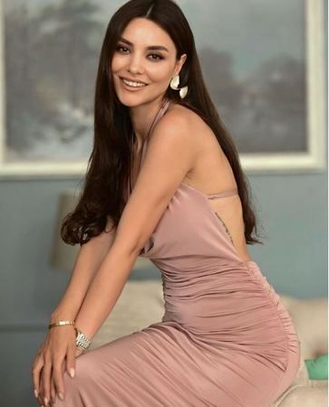 Üvey Anne’nin Serap’ı Hazal Küçükköse derin sırt dekolteli elbisesi ile büyüledi! İç çamaşırı detayı olay oldu! 2