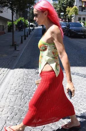 Gülşen plaj kombinini sokağa taşıdı! Sıfır makyaj hali ile ilk kez objektiflere yakalandı! 3