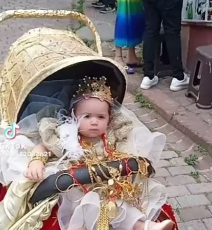 Kobra Murat torununu altınlara boğdu! Bebek arabası da altındandı, takipçileri tepkisiz kalamadı “Çocuk ezilecek” 2