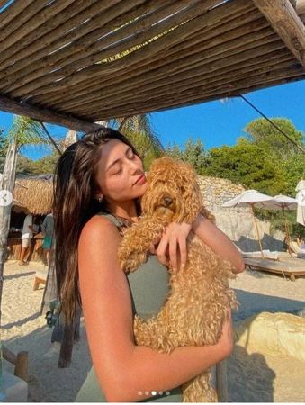 Kızılcık Şerbeti'nin Doğa'sı Sıla Türkoğlu aşka geldi! 10 yaş büyük sevgilisi Alp Navruz ile romantik şezlong pozları… 1