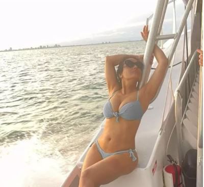 Salma Hayek bornozunu sıyırdı, bikinisi ile 20’liklere taş çıkardı! Güzelliğinin sırrını ilk kez açıkladı! 3