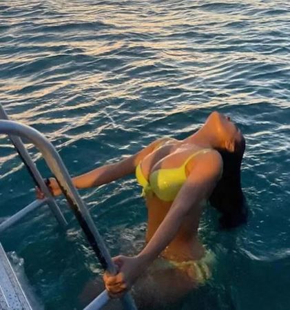 Salma Hayek bornozunu sıyırdı, bikinisi ile 20’liklere taş çıkardı! Güzelliğinin sırrını ilk kez açıkladı! 1