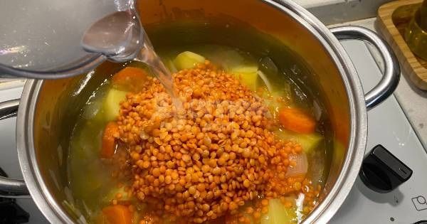 Sanayi usulü mercimek çorbasının sırrıymış. Tencereye 1 çay kaşığı eklemeniz yeterli… 3